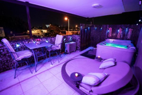 Luxury Retreat with Private Jacuzzi and Mountain Views FREE Parking
